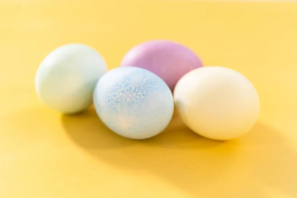Farbige Hartgekochte Eier Auf Gelbem Hintergrund — Stockfoto