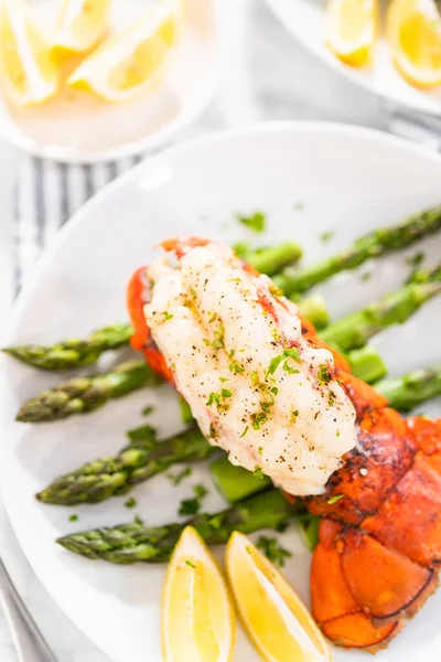 Sering Garlic Lobster Tails Steamed Asparagus Lemon Wedges White Plate — Stockfoto