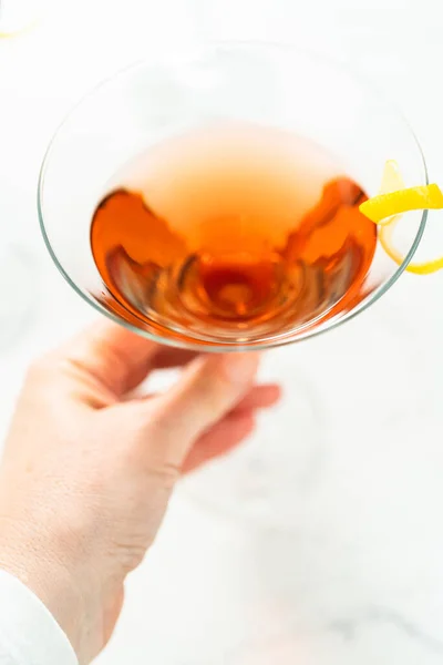 Cosmopolitan Cocktail Ποτήρι Μαρτίνι Και Διακοσμημένο Λεμόνι — Φωτογραφία Αρχείου