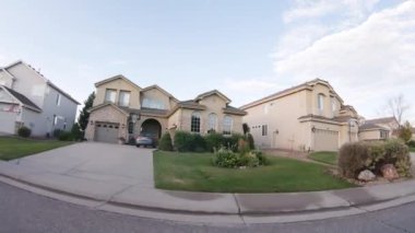 Bir yaz sabahı tipik bir banliyö mahallesi manzarası.