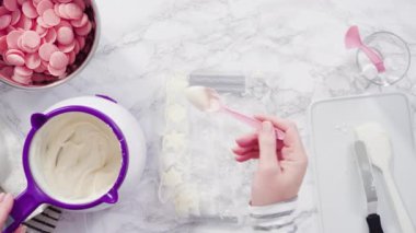 Fazla çikolatayı, kar taneleri şeklindeki çikolatalardan küçük bir mutfak bıçağıyla budamak..