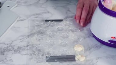 Fazla çikolatayı, kar taneleri şeklindeki çikolatalardan küçük bir mutfak bıçağıyla budamak..