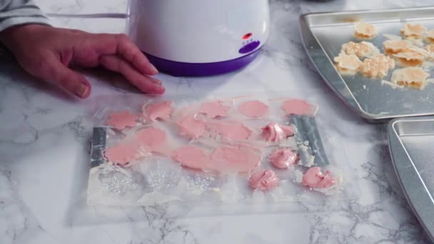 Overtollige Chocolade Snoeien Met Een Klein Keukenmes Van Sneeuwvlokken — Stockvideo