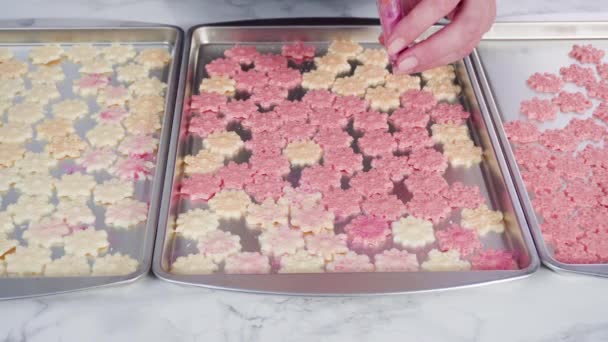 Overtollige Chocolade Snoeien Met Een Klein Keukenmes Van Sneeuwvlokken — Stockvideo
