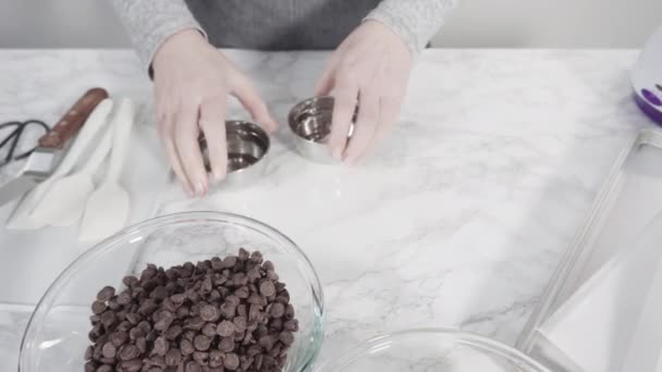 Ingrediente Într Bol Amestecare Sticlei Pentru Prepararea Mini Ciocolatei Gourmet — Videoclip de stoc