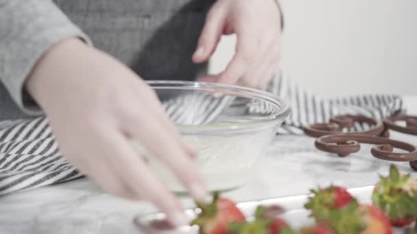 Sumergiendo Fresas Orgánicas Chocolate Derretido — Vídeos de Stock