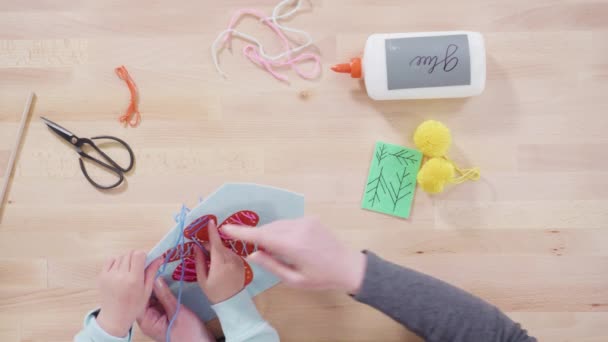 Klein Meisje Leren Naaien Met Naaien Ambachtelijke Kit Voor Kinderen — Stockvideo