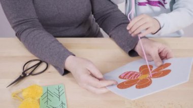 Küçük kız dikiş setiyle dikiş dikmeyi öğreniyor..