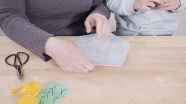 Koronavirüs salgını için dikiş makinesiyle pamuk yüz maskesi dikiyorum..