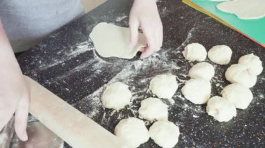 Konut mutfağında mayalı Fransız ekmeği pişiriyorum..