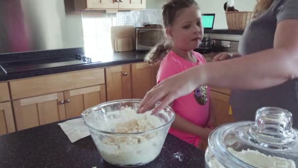 Fetiță Copt Pâine Plată Mama Bucătărie — Videoclip de stoc