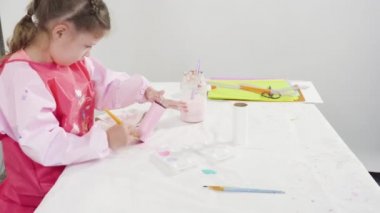 Çocuk kâğıtları. Kağıt hataları yaratmak için boş tuvalet kağıtlarını akrilik boyayla boyamak..