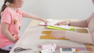 Çocuk kâğıtları. Kağıt hataları yaratmak için boş tuvalet kağıtlarını akrilik boyayla boyamak..