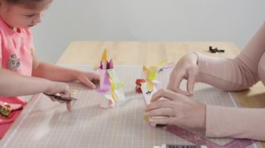 Çocuk kâğıtları. Kağıt hataları yaratmak için boş tuvalet kağıtlarını akrilik boyayla boyamak..