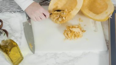 Düz yatıyordu. Beyaz bir kesme tahtasının üzerinde taze organik çilek dilimliyorum..