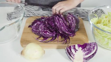 Ağaç kesme tahtasıyla organik lahana doğruyorum..