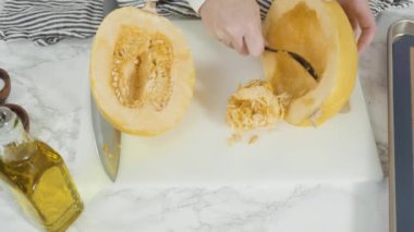 Düz yatıyordu. Beyaz bir kesme tahtasının üzerinde taze organik çilek dilimliyorum..