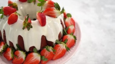 Taze çilekli kek.