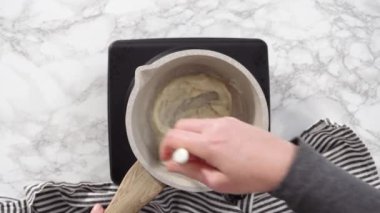 Düz yatıyordu. Adım adım. Ev yapımı brioche çörekleri pişirmek için mutfak mikserindeki malzemeleri karıştırıyorum..