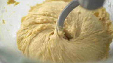 Ev yapımı çörekler pişirmek için ekmek hamuru hazırlıyorum..