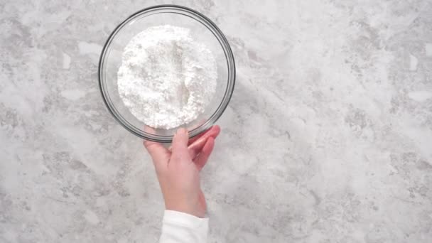 Змішування Інгредієнтів Скляній Мисці — стокове відео