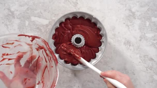 Bundt Kuchen Mit Frischen Erdbeeren — Stockvideo