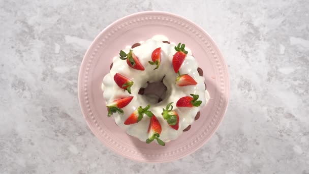 Bundt Cake Fresh Strawberries — Stock Video