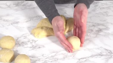 Ev yapımı çörekler pişirmek için ekmek hamuru hazırlıyorum..