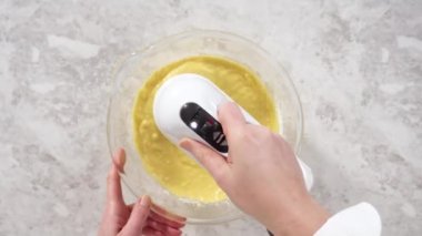 Mini Paskalya ekmeği pişirmek için mutfak mikseri malzemelerini karıştırıyorum..