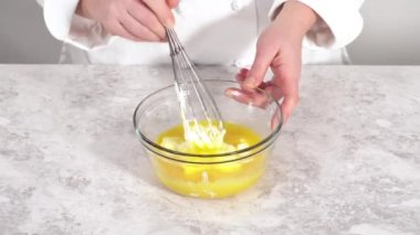 Mini Paskalya ekmeği pişirmek için mutfak mikseri malzemelerini karıştırıyorum..