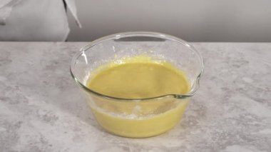 Mini Paskalya ekmeği pişirmek için mutfak mikseri malzemelerini karıştırıyorum..