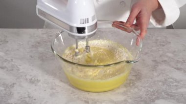 Mini Paskalya ekmeği pişirmek için mutfak mikseri malzemelerini karıştırıyorum..