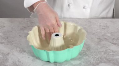 4 Temmuz 'da çikolatalı kek pişirmek için yağlı kek tepsisi.