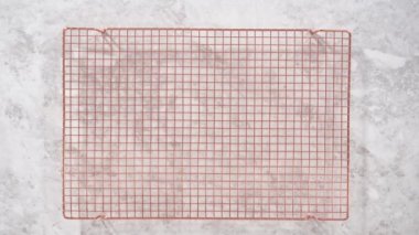 Pembe kremalı funfetti böreği soğuyor..