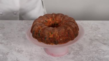 Pembe kremalı funfetti böreği soğuyor..