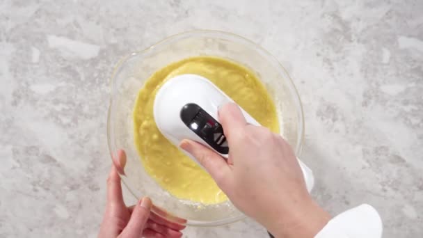 Mini Paskalya Ekmeği Pişirmek Için Mutfak Mikseri Malzemelerini Karıştırıyorum — Stok video