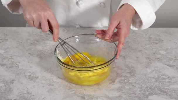Змішування Інгредієнтів Кухонному Мікшері Випікання Міні Великоднього Хліба — стокове відео