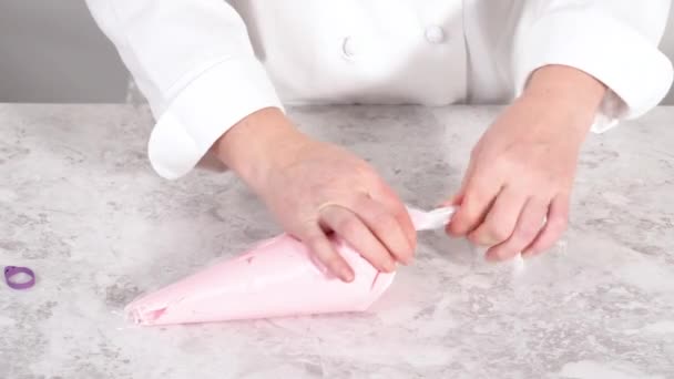 Vaření Krém Pro Funfetti Bunt Dort Růžovou Máslovou Polevou — Stock video
