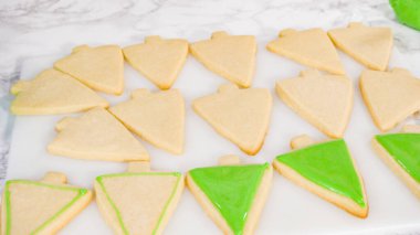 - Adım adım. Buzlu Noel ağacı şekilli şeker kurabiyeleri ve yeşil kraliyet kreması..