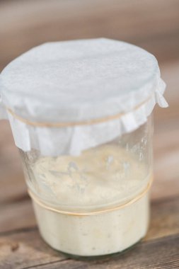 Ekşi mayalı ekmek pişirmek için cam bir mason kavanozunda başlangıç yapıyorum..