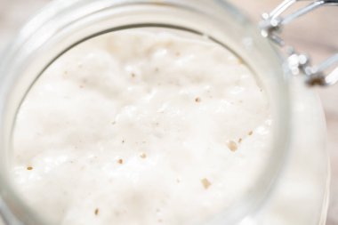 Ekşi mayalı ekmek pişirmek için cam bir mason kavanozunda başlangıç yapıyorum..