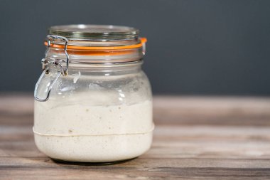Ekşi mayalı ekmek pişirmek için cam bir mason kavanozunda başlangıç yapıyorum..