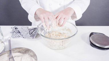 Tarçınlı rulo pişirmek için cam bir kasenin içindekileri ölçüyorum..