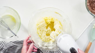 Adım adım. Düz yatıyordu. Çikolatalı kurabiye pişirmek için karışımı bir bardakta karıştırıyorum..