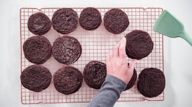 Adım adım. Düz yatıyordu. Taze pişmiş çikolatalı kurabiyeleri tel askıda soğutuyorum..