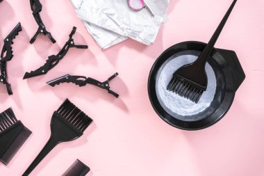 Düz yatıyordu. Siyah plastik bir kasede pembe arka planda saç boyası tozu..