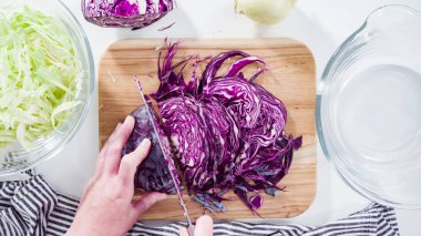 Düz yatıyordu. Adım adım. Ağaç kesme tahtasıyla organik lahana doğruyorum..