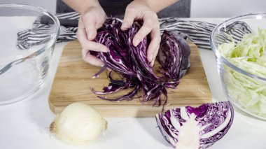 Adım adım. Ağaç kesme tahtasıyla organik lahana doğruyorum..