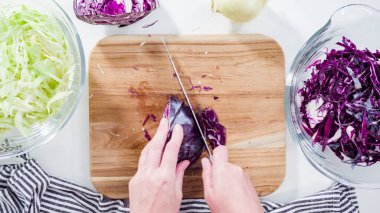 Düz yatıyordu. Adım adım. Ağaç kesme tahtasıyla organik lahana doğruyorum..