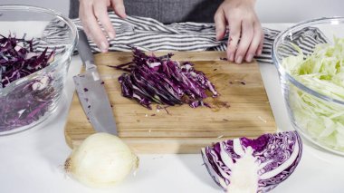 Adım adım. Ağaç kesme tahtasıyla organik lahana doğruyorum..